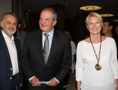 Σπάνια κοινή εμφάνιση Κ.Καραμανλή - Ν. Παζαΐτη στο θέατρο Παλλάς (φωτό)